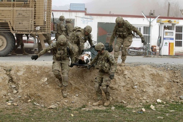 Các binh sỹ Mỹ đang đưa đồng đội bị thương nặng ra khỏi hiện trường vụ tấn công bằng cáng thương quân y.